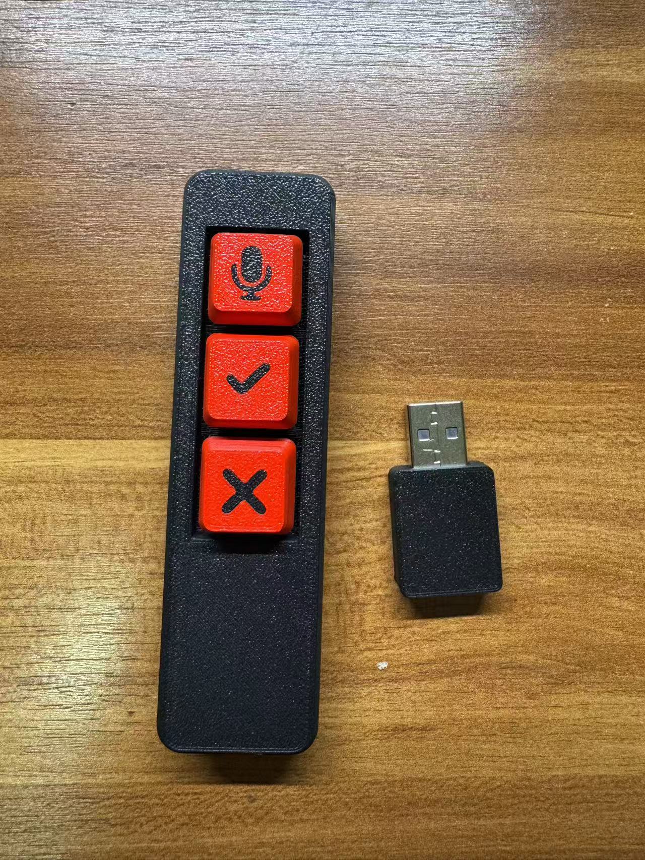 黑色 3D 打印外壳搭配红色按键的 Voice KB 与 USB 接收器实拍