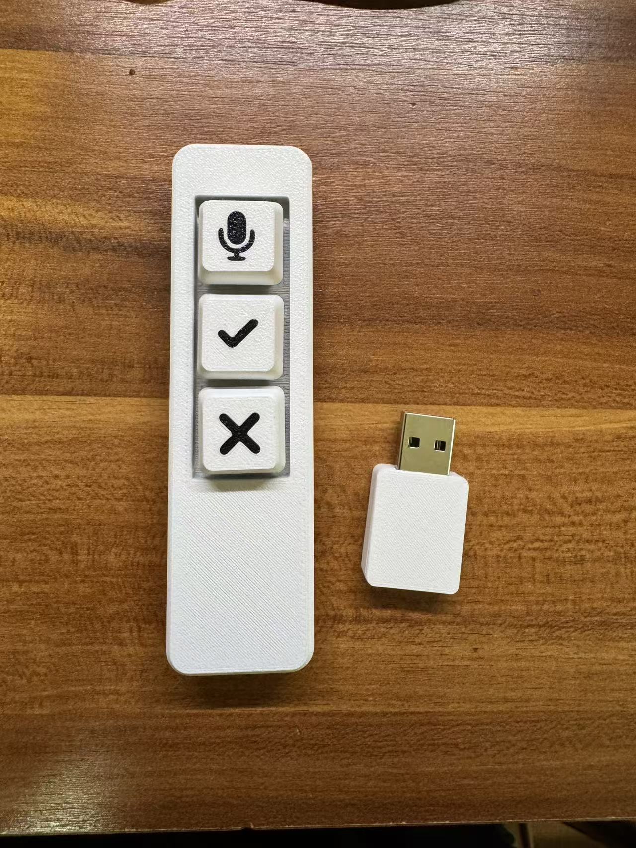 白色 Voice KB 与 USB 接收器的实拍